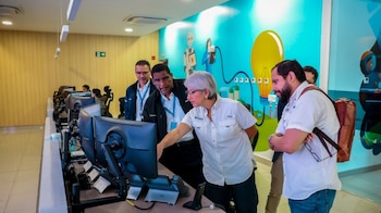 La administradora general de la Autoridad Nacional de los Servicios Públicos, Zelmar Rodríguez Crespo, recorrió junto con su equipo los centros de operaciones. (ASEP)