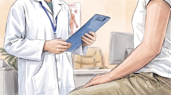 Un doctor con bata blanca y credencial azul sostiene un portapapeles; frente a él, un paciente sentado con camiseta blanca y pantalón beige.