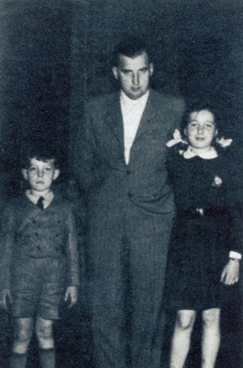 Robert Gies junto a sus