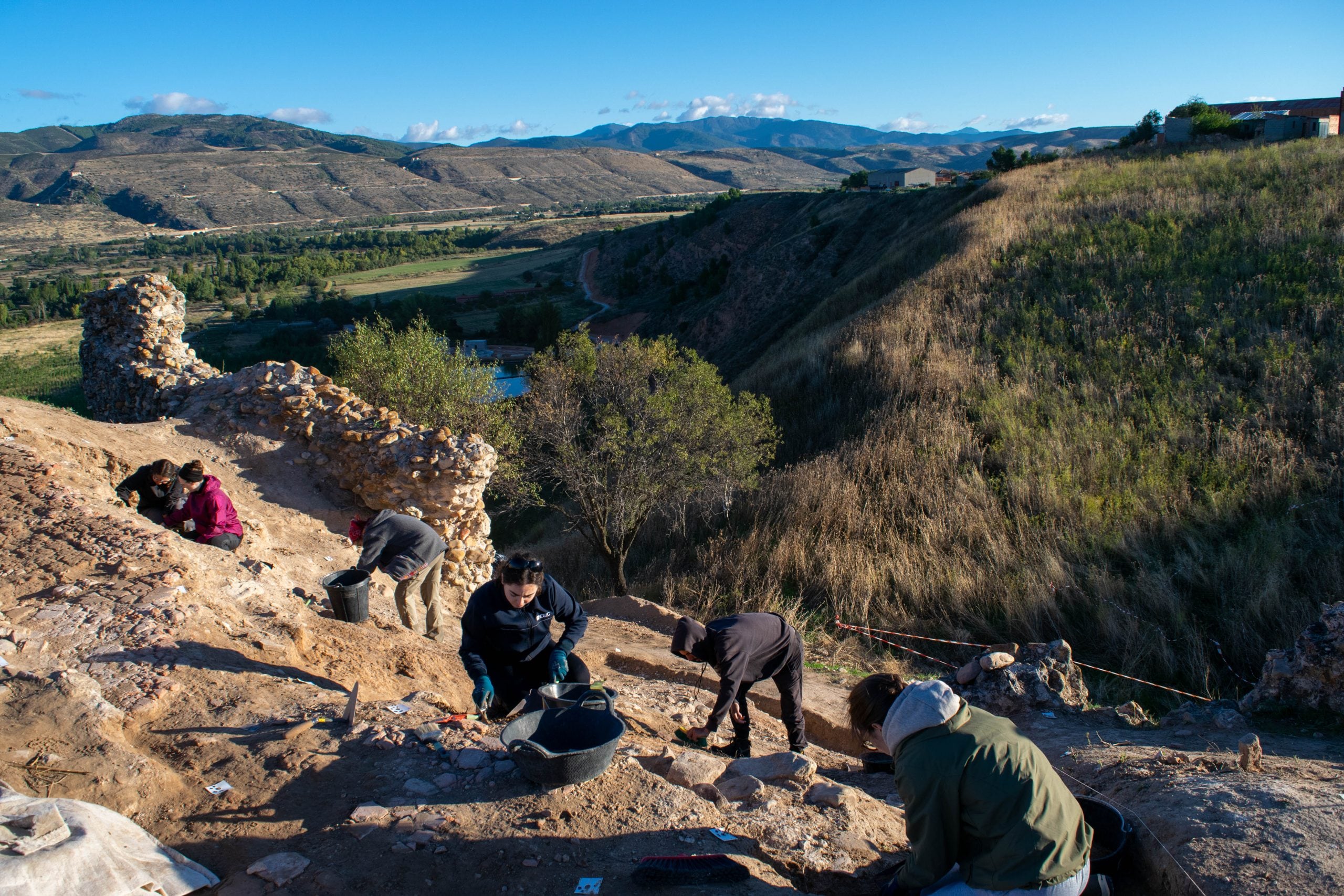 Voluntarios durante labores de excavación en el Castillo de Uceda en Guadalajara (Arqueología UAH)