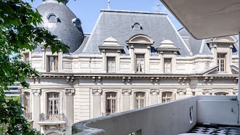 Con vista a construcciones de