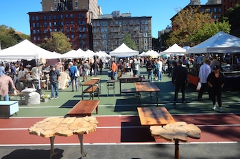 Los mercados vintage amplían su oferta en 2026 con propuestas gastronómicas, música en vivo y talleres de restauración dirigidos a todas las edades (NYC Tourism Conventions)