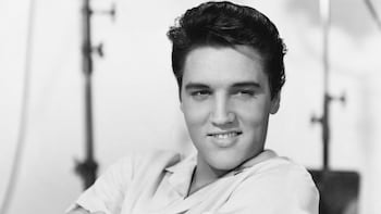 Elvis Presley en un momento icónico de su carrera, primer artista en tres Salones de la Fama