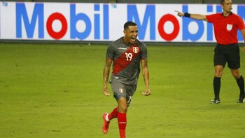 Yoshimar Yotún es seguido de