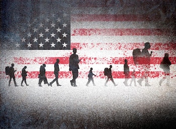 Personas migrantes avanzan frente a una bandera de Estados Unidos, símbolo del destino elegido por miles de nicaragüenses que han abandonado su país en busca de seguridad y mejores oportunidades (Foto cortesía Confidencial digital).