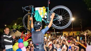 El pedalista cumplió la hazaña y fue recibido por muchas personas tras culminar el reto. Foto: @sherpa_elgregariodeletras / @fotografoaltodeletras