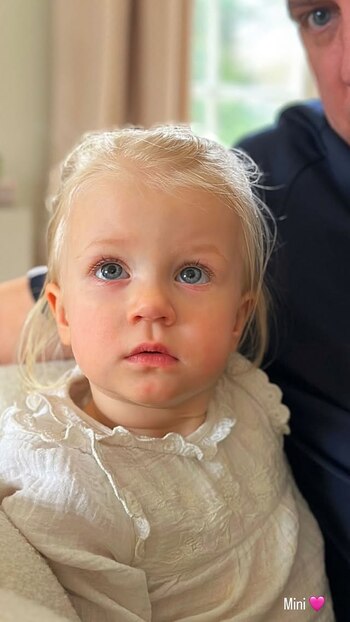 La pequeña Elle no se