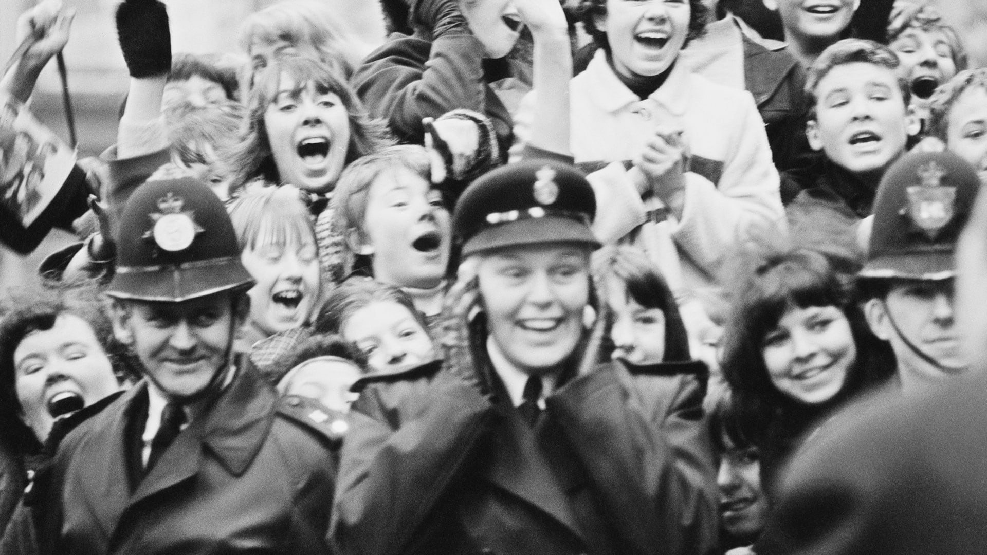 Las fanáticas, eufóricas, seguían a los Beatles en cada una de sus apariciones públicas. Para la Policía era imposible contenerlas. (Photo by Mark and Colleen Hayward/Redferns)