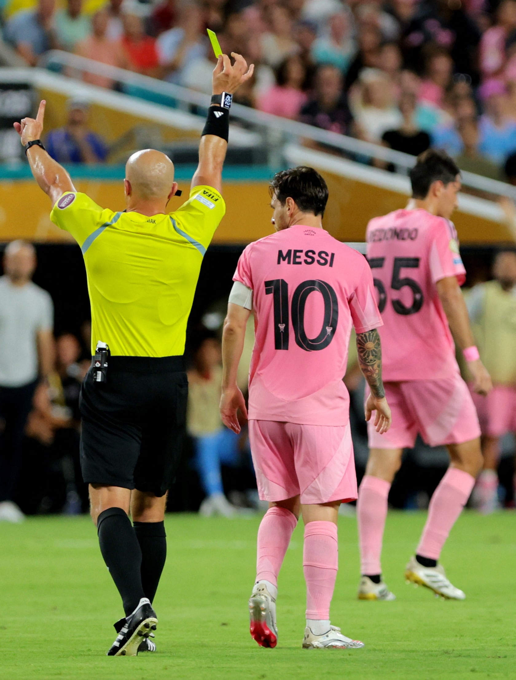 Szymon Marciniak es considerado por muchos como el mejor árbitro del mundo. En la imagen, amonesta a Lionel Messi en el partido entre Inter Miami y Palmeiras por el Mundial de Clubes 2025 (Foto Reuters/Sam Navarro)