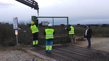 El alcalde Jaime Peral, en enero de 2020 acompañando a los operarios que quitaron la puerta