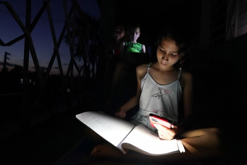 Cuba dejará fuera de servicio a nueve de sus 16 unidades termoeléctricas por fallas y falta de combustible. (REUTERS/Alexandre Meneghini)