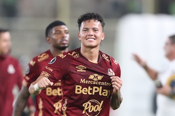 Juan Pablo Torres expresa su felicidad con la clasificación de Deportes Tolima a los octavos de final de la Copa Libertadores tras igualar este martes 0-0 con Universitario de Deportes en el estadio Monumental en Lima - crédito Paolo Aguilar/EFE