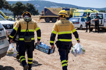 Bomberos forestales de Castila-La Mancha transportan este viernes agua y comida para avituallarse y seguir con la extinción del incendio forestal declarado ayer en una finca agrícola en el término municipal de Retuerta del Bullaque (Ciudad Real), ha pasado a la provincia de Toledo, entre los municipios de El Molinillo (Ciudad Real) y Los Yébenes (Toledo). EFE/Jesús Monroy