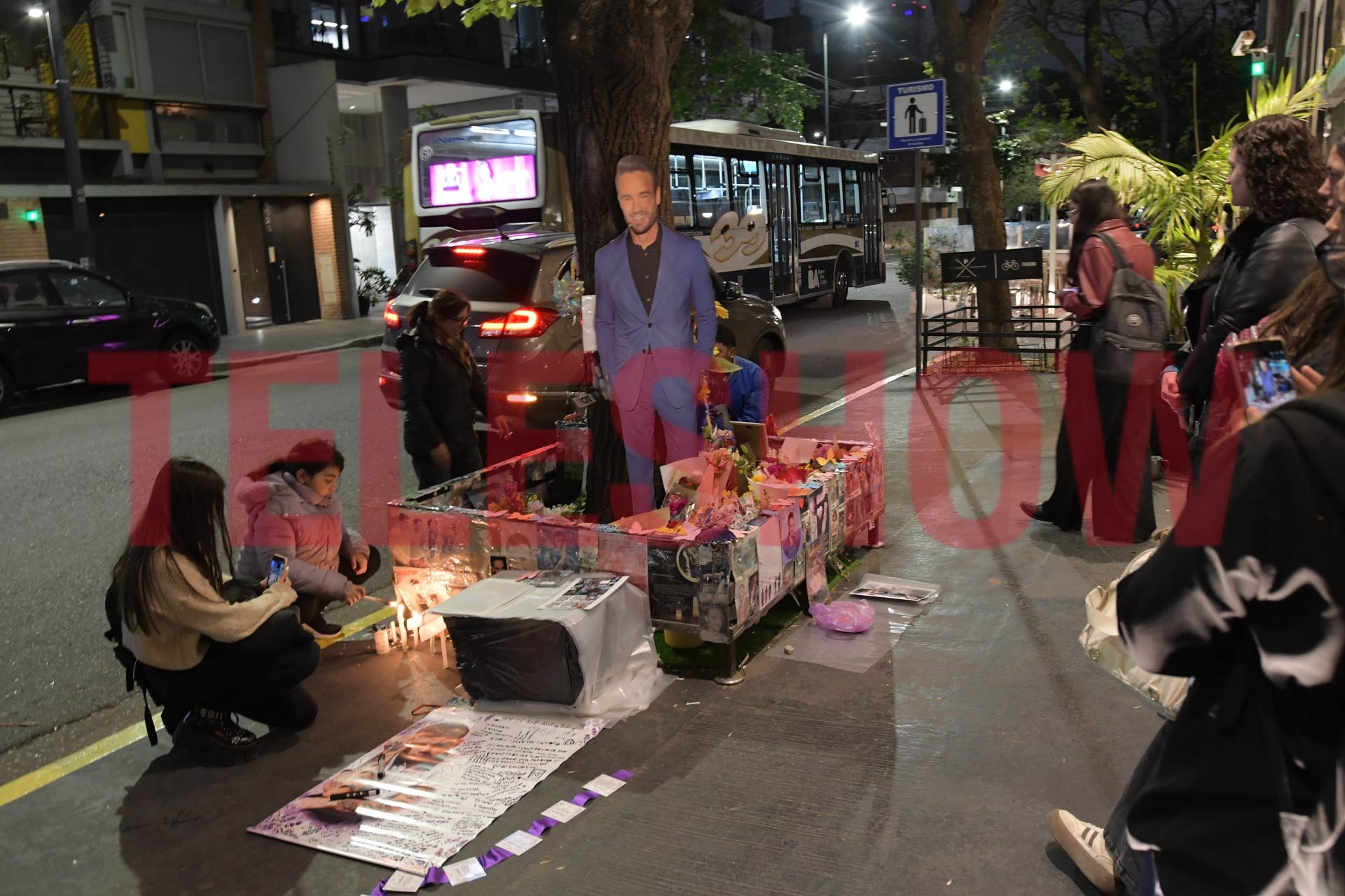 El árbol junto al acceso del establecimiento concentra ofrendas florales, cartas y fotografías dedicadas al exintegrante de One Direction