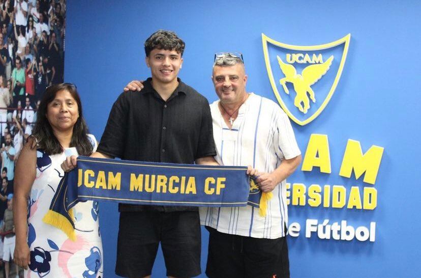 Juan Pedro Durán acompañado de sus padres en su presentación en la Universidad Católica de Murcia. - Crédito: UCAM