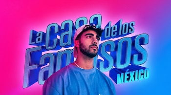 Hombre con gorra y camiseta celeste frente al logo tridimensional "La Casa de los Famosos México" sobre un fondo degradado rosa y azul.