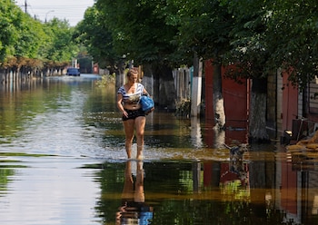 Una mujer camina en las