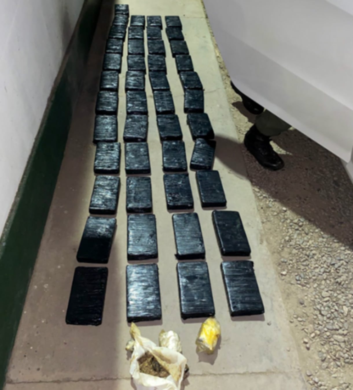 Múltiples paquetes de cocaína incautados en Salta, relacionados con la reciente condena de varios hombres por tráfico de drogas en la región. (Gendarmería Nacional)