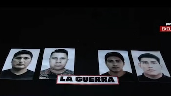 Cuatro fotografías con retratos de hombres dispuestas en fila sobre un fondo negro, con un cartel impreso que dice LA GUERRA