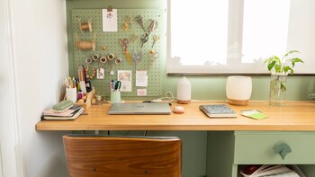 El verde salvia destaca como opción versátil y elegante para espacios pequeños