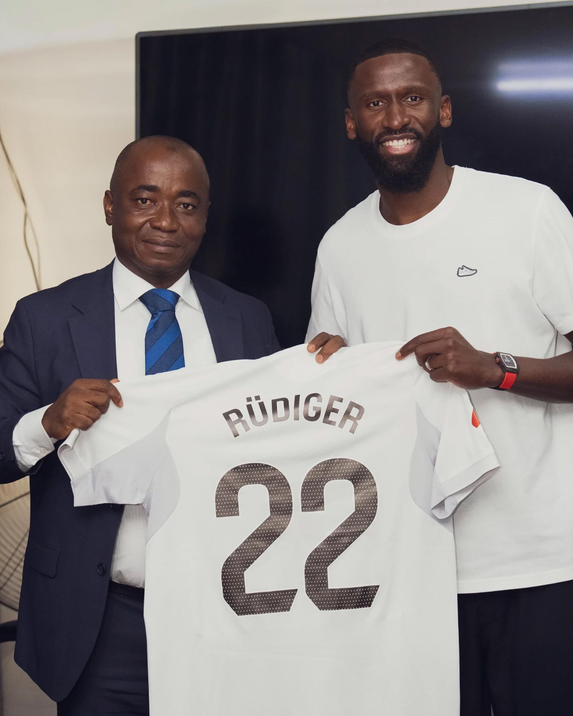 Antonio Rüdiger durante su viaje por Sierra Leona (Instagram @toniruedeger)