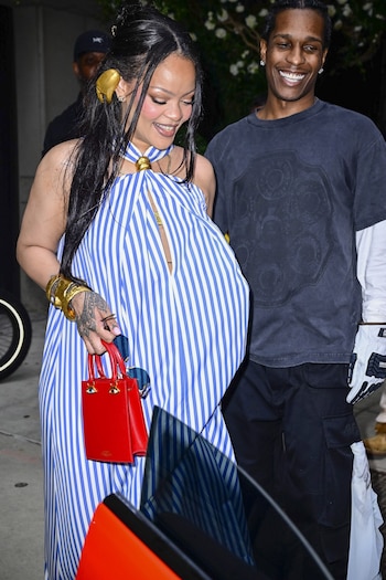 Rihanna llevaba un vestido largo de rayas azules y blancas combinado con zapatillas blancas, mientras que A Rocky vestía una camiseta oscura de gran tamaño (Backgrid/The Grosby Group)