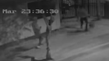 Independencia: Lanzó su mochila al