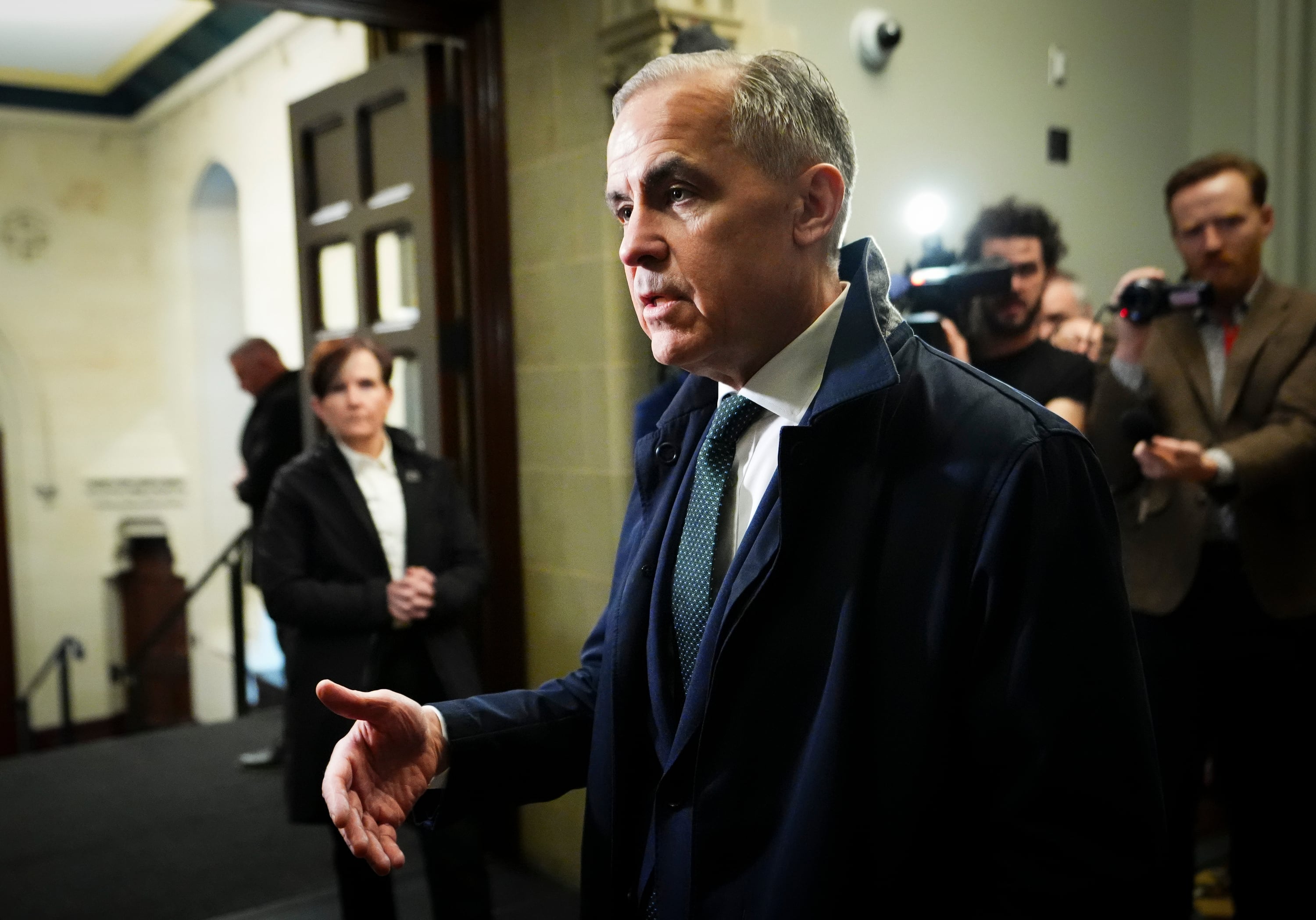 El primer ministro de Canadá, Mark Carney, llega al Parlamento, el miércoles 22 de abril de 2026, en Ottawa (Sean Kilpatrick/The Canadian Press vía AP)