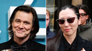 Composición de dos imágenes con Jim Carrey a la izquierda vistiendo esmoquin y una mujer con gafas de sol a la derecha.