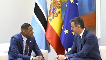 Sánchez recibe por primera vez al presidente de Botsuana para reforzar la relación bilateral entre ambos países