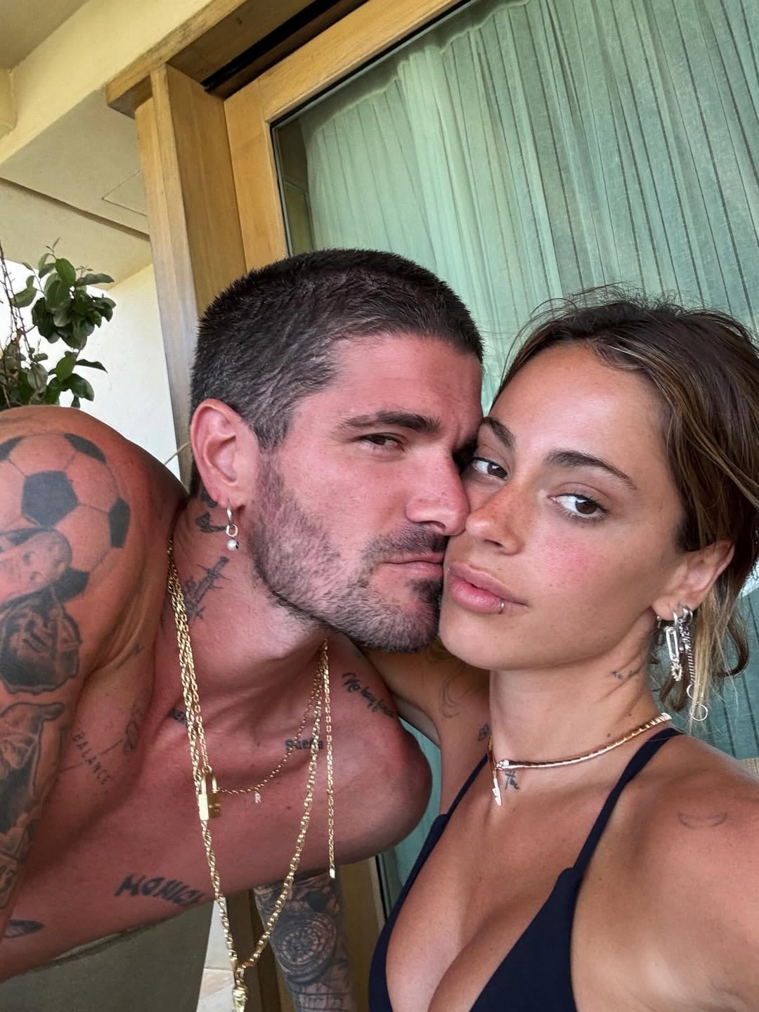 Rodrigo de Paul y Tini Stoessel posan muy juntos y sonrientes en una selfie, mostrando su afecto durante la celebración del cumpleaños de la cantante.