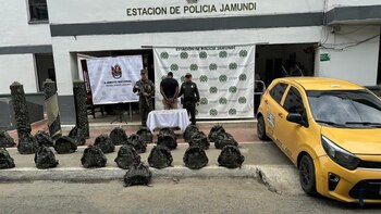 Con varias prendas de las Fuerzas Militares, morrales de la Fuerza Pública y una millonaria cifra en efectivo, capturaron a un sujeto en un taxi en el Valle del Cauca