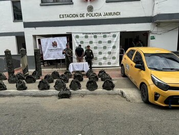 El hombre llevaba oculto en un taxi más de 25 morrales camuflados, con tela alusiva a las prendas de las Fuerzas Militares y dinero en efectivo - crédito Policía Nacional