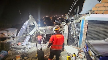 Tres personas y dos perros