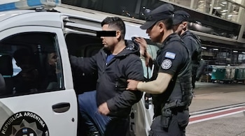 Fingió un desmayo y los