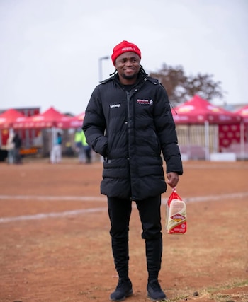 Siphiwe Tshabalala otorgando donativos como