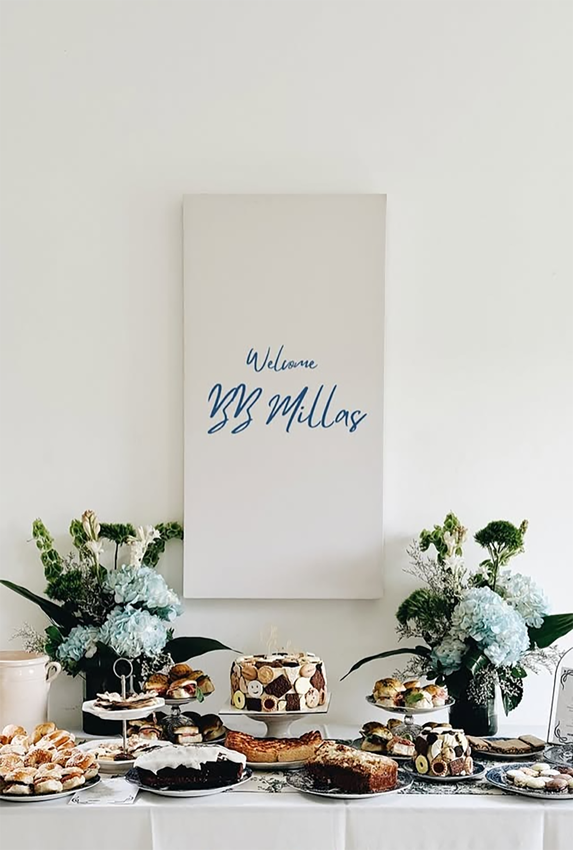 La mesa principal junto a un cartel adelantando la bienvenida al