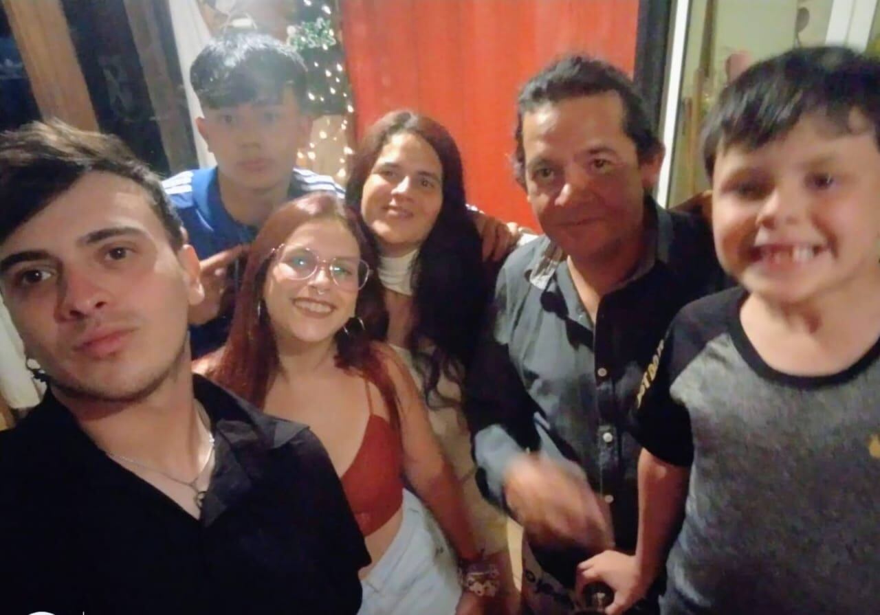 Con sus tres hijos, su pareja, Marcelo, y su sobrino, Ayrton