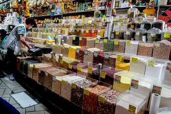 Foto de archivo: Consumidores compran