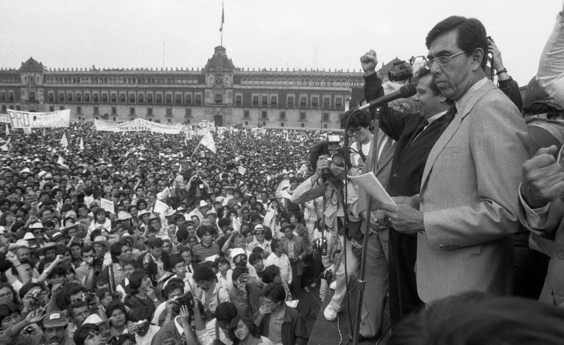 CIUDAD DE MÉXICO, 28OCTUBRE2026.- Familiares reportaron la muerte del Ingeniero Cuauhtémoc Cárdenas, fundador del PRD y excandidato Presidencial en 1988. En la imagen, Cuauhtémoc Cárdenas y Porfirio Muñoz Ledo, durante la creación del partido en el zócalo capitalino.FOTO: ARCHIVO /ELOY VALTIERRA /CUARTOSCURO.COM