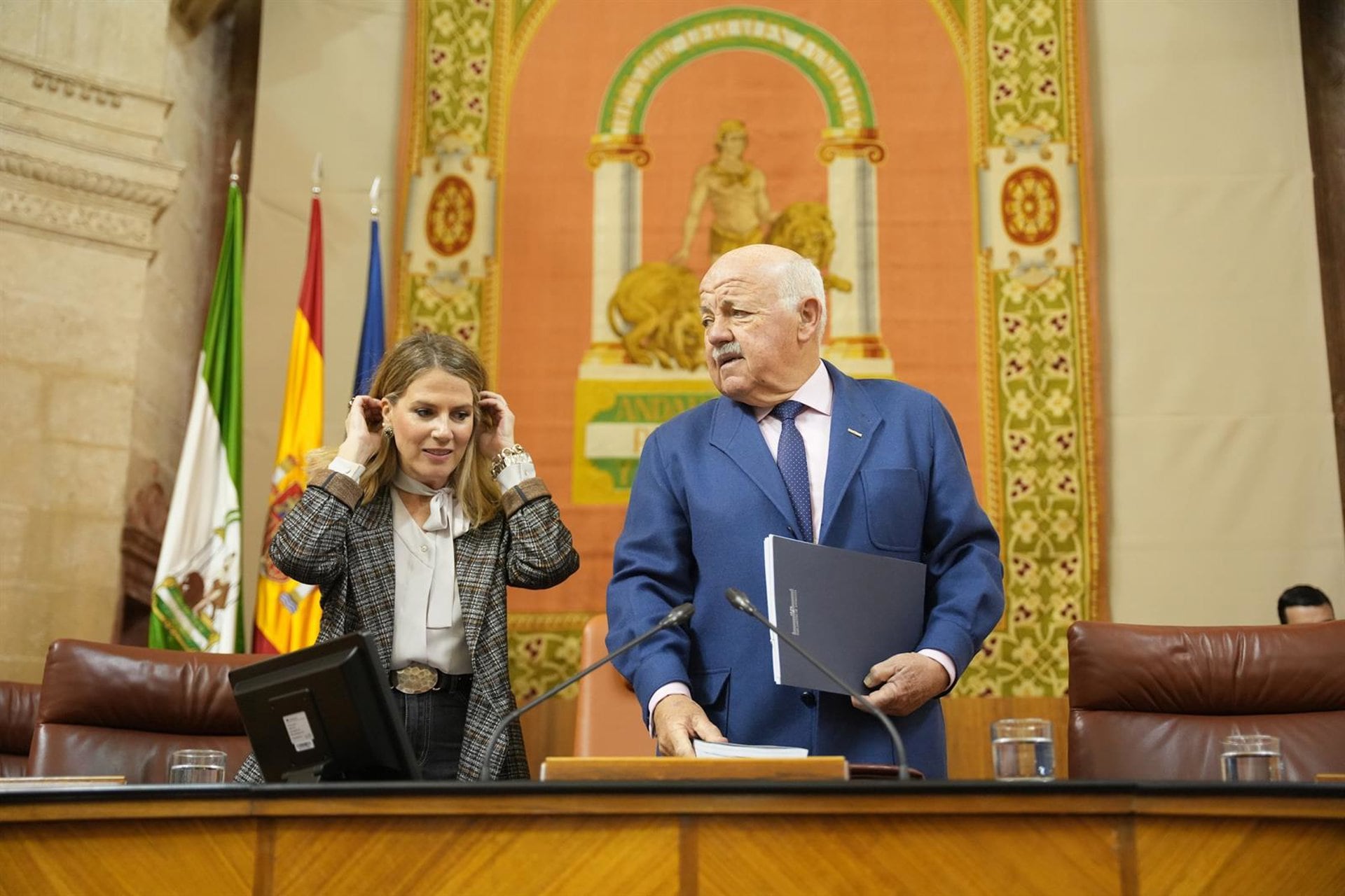 El Pleno del Parlamento andaluz aborda el jueves el relevo en la presidencia y Sanz comparece sobre el fuego de Almería