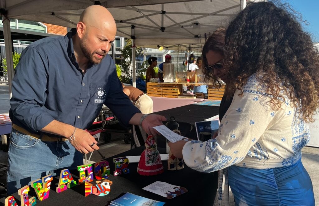 Entre música en directo, bailes tradicionales y un plato emblemático, la cita buscó acercar raíces y primeras miradas sobre lo latino, mientras decenas de negocios locales sumaron su propio sello (Foto cortesía Ministerio de Relaciones Exteriores)