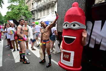 El glitter y la bijouterie adornan el contexto de celebración