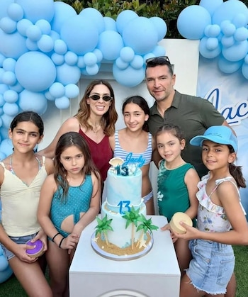 Jacqueline Bracamontes y su familia (Redes Sociales)