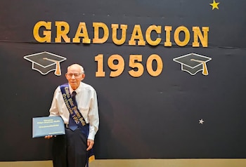 La Escuela Pilar Jiménez realizó una graduación especial para Fernando Calderón Calderón con el protocolo completo de una ceremonia escolar./ (Teletica)