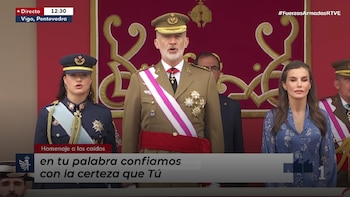 El discreto look de la reina Letizia en el Día de las Fuerzas Armadas para ceder el protagonismo a la princesa Leonor: recicla un vestido azul de flores