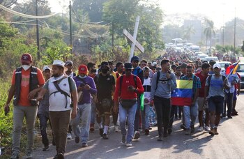 Migrantes varados en Tapachula forman