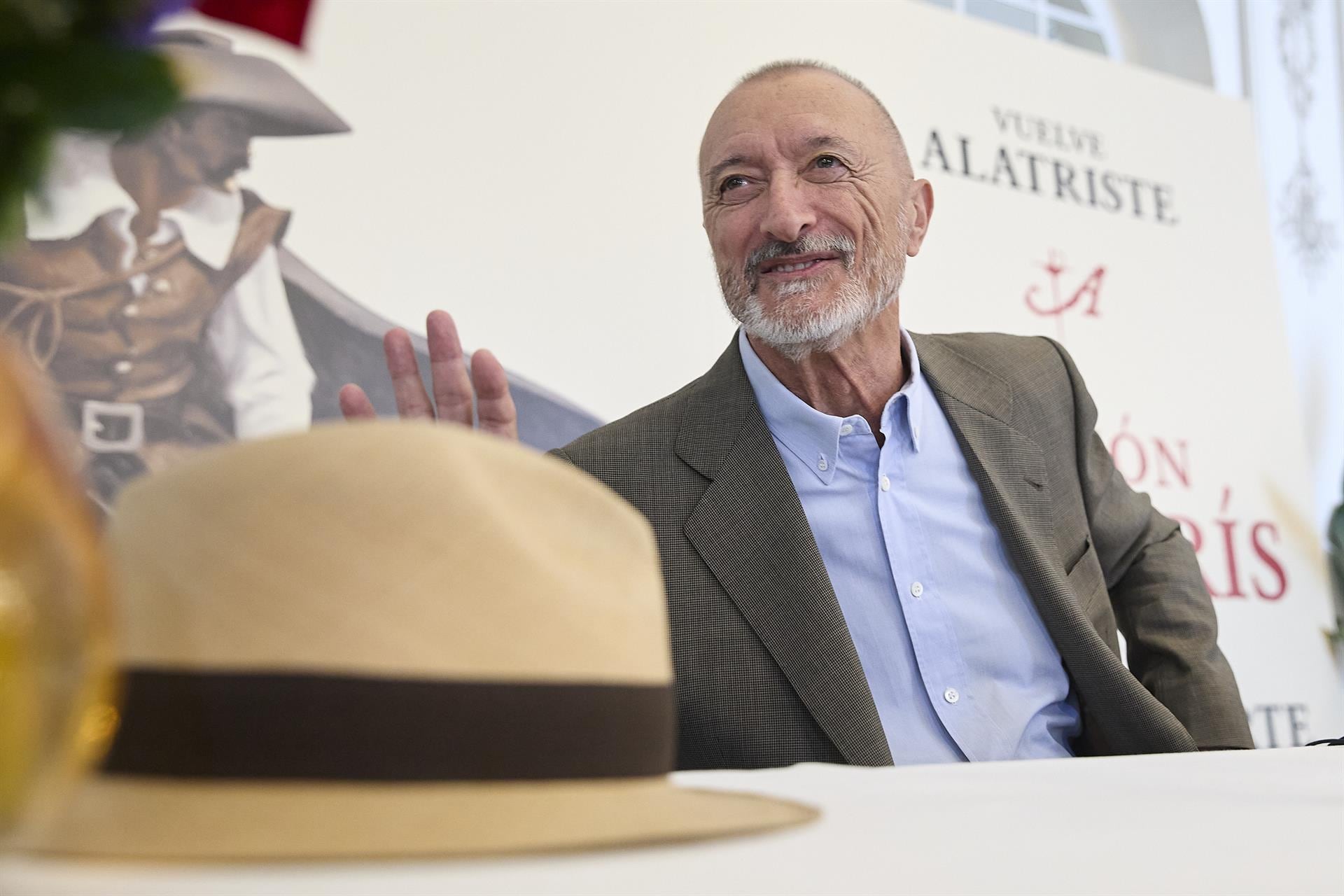 Pérez-Reverte aborda la polémica literaria con David Uclés y el debate sobre la memoria histórica en torno a la Guerra Civil española