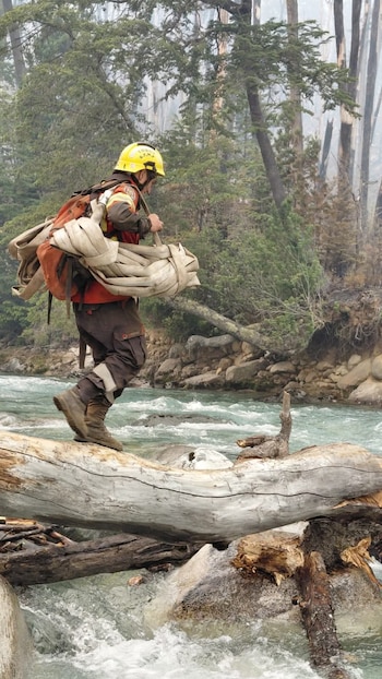 Más de 60 bomberos y