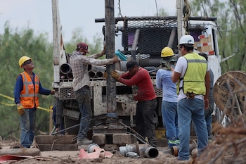 Labores de rescate de mineros atrapados en la mina Santa Fe, en el estado de Sinaloa (noroeste), tras el colapso de una presa de jales en el lugar. Imagen de archivo. EFE/ Antonio Ojeda